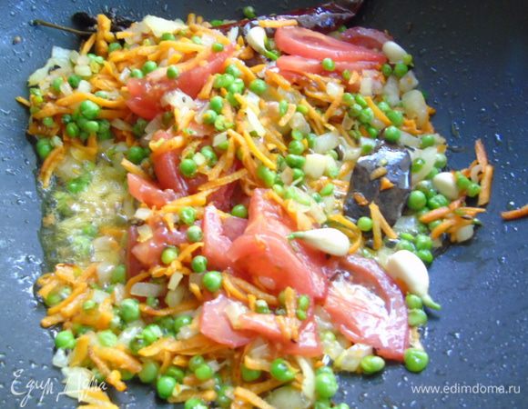 Добавьте чеснок и нарезанные дольками помидоры.