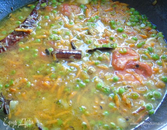 Налить воды так, чтобы она покрывала рис на 1,5-2 см. Накройте крышкой и на медленном огне доведите до готовности.