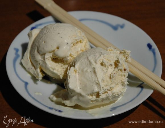 Перемешивать каждый час деревянной ложкой, чтобы мороженое получилось однородным и рыхлым.