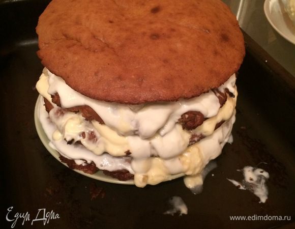 Каждый корж промазывать кремом. Также можно комбинировать крем и вместо сметаны промазывать любым йогуртом.