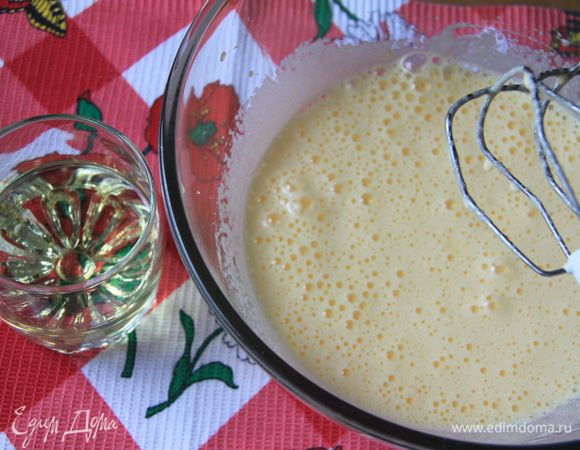 Яйца взбить с сахаром до увеличения в объёме, постепенно влить масло.