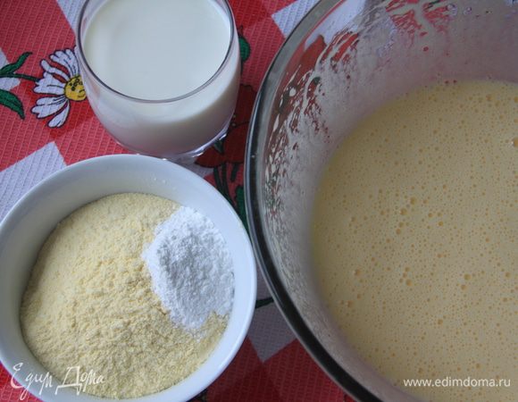 Добавить муку с разрыхлителем, молоко.