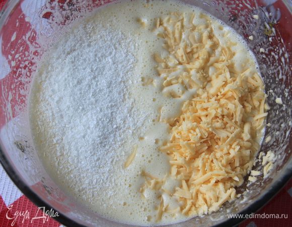 Добавить кокосовую стружку и тёртый сыр. Тесто перемешать.