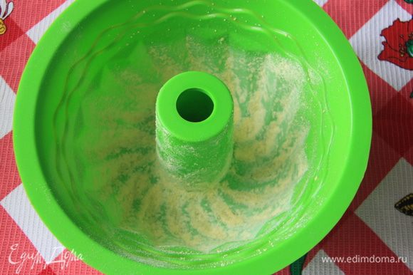Как правило, пирог вolo de fubá пекут в круглой форме для кекса с трубой в центре. Форму смазать маслом и слегка припорошить кукурузной мукой.