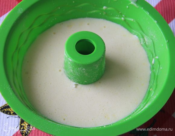 Вылить тесто в форму.