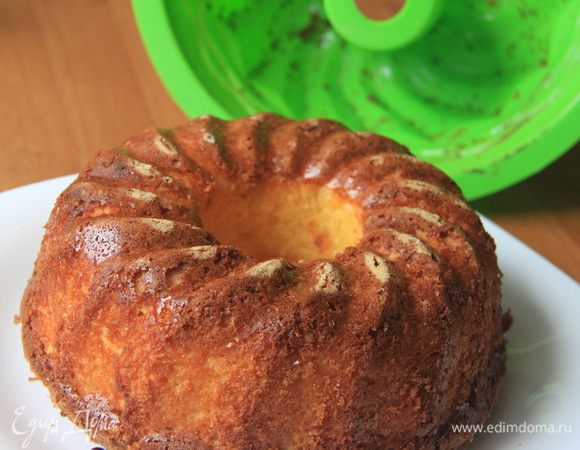 Перевернуть пирог на блюдо, освободить от формы. Дать остыть.