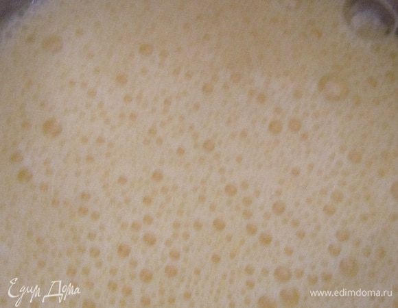 Взбить яйца с сахаром.