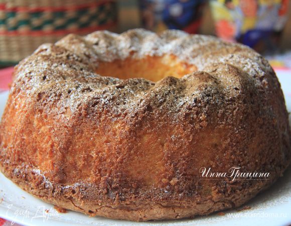 Сверху пирог посыпать сахарной пудрой и молотой корицей (по желанию).
Ну очень вкусно!