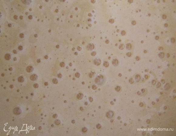 Добавить сметану, муку и разрыхлитель.