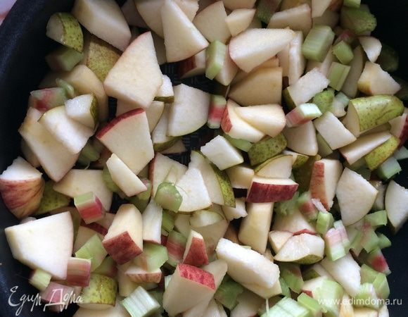 Нарезать в форму ревень (у него надо снять верхнюю пленку), яблоко и грушу.