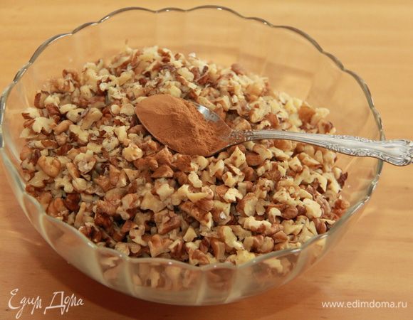 Грецкие орехи порубить ножом, добавить молотую корицу.