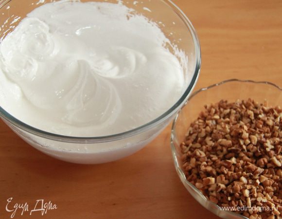 Белки взбить до устойчивой пены. Постепенно вводя сахарный песок, взбивать до твёрдых пиков.