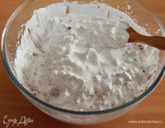 Соединить белковую массу с орехами, аккуратно перемешивая лопаткой движениями сверху вниз.