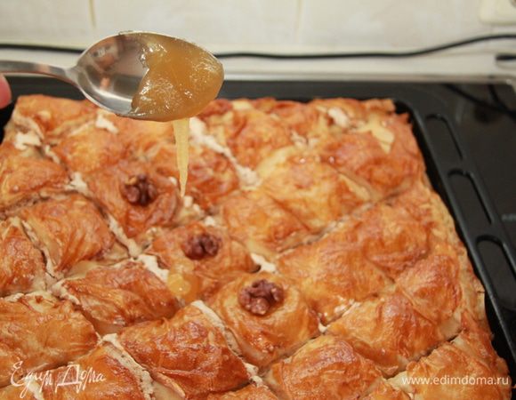 Сверху пахлаву полить мёдом. Дать остыть и настояться.