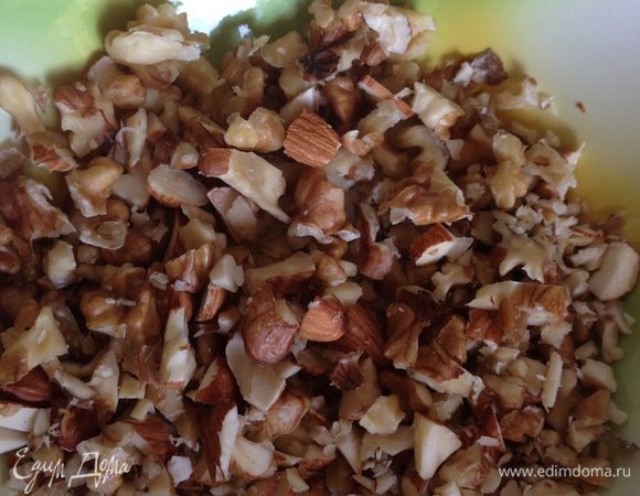 Порубить мелко грецкие и миндальные орехи, залить на 1 минуту кипяченой водой, просушить бумажной салфеткой, смешать с растопленной ложкой меда.