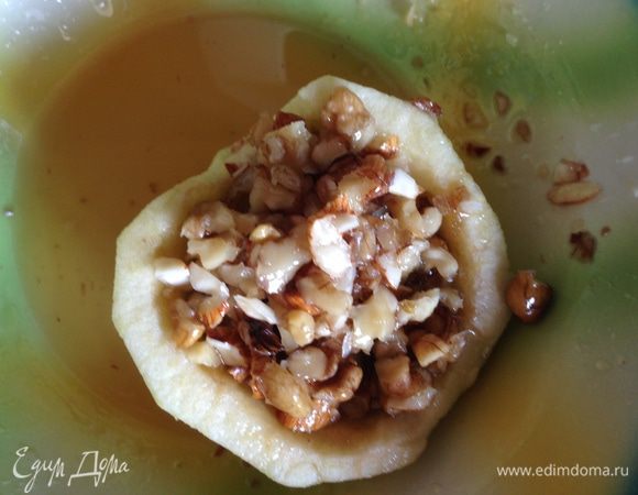 Заполнить яблочные "лодочки" ореховой смесью.