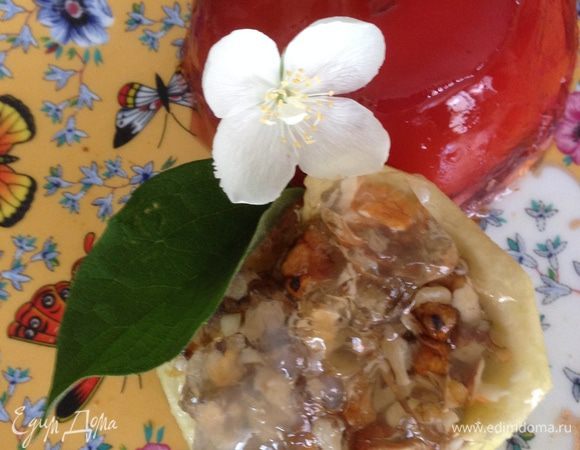 Выжать сок лимона, добавить сахар по вкусу, залить смесью желатина и воды (половина стакана стакана), перемешать. Такая же операция с вишневым вареньем (тоже полстакана). Выложить яблочные лодочки на дно креманок и залить полученной массой (одну лимонной, вторую - вишневой). Поставить в холодильник до застывания. Потом выложить их из креманок: одну "лодочку"- начинкой вверх, а вторую - вниз.