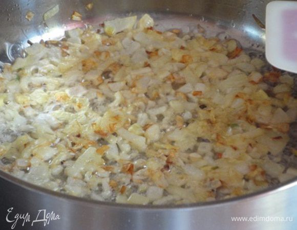 А дальше все просто. В сотейнике разогрейте масло, выложите лук и чеснок и на среднем огне жарьте, помешивая, до золотистого цвета.