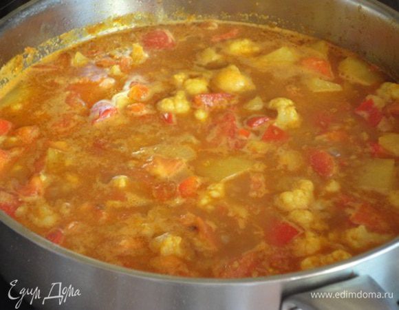 Залейте овощи бульоном или горячей водой, доведите до кипения, затем опять убавьте огонь и тушите 25 минут, не закрывая крышкой. Посолите, поперчите по вкусу.