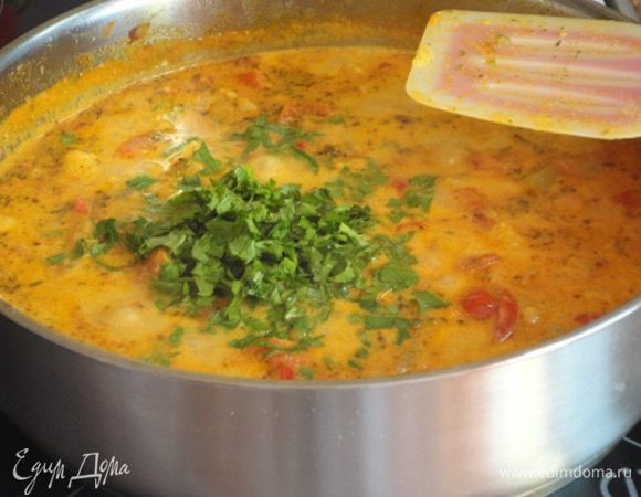 Добавьте йогурт, сливки, всыпьте 1 чайную ложечку базилики (или, если есть, свежий) и оставьте на умеренном огне еще на 5 минут, периодически помешивая. В конце варки добавьте мелко нарезанную кинзу, перемешайте и выключите нагрев.