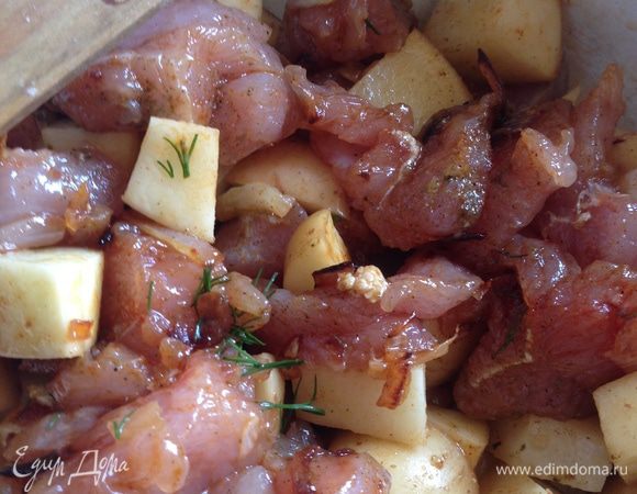 Лук репчатый почистить и обжарить на сковороде. Добавить к мелко нарезанной картошке и мясу. Перемешать со специями, солью и зеленью. Дать настояться минут 10-15.