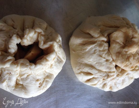 Берем слоеное тесто, формируем из него горшочек, закладываем начинку из шага 1, закрываем, как сундучок. Сверху делаем крышку из теста. Обмазываем взбитым яйцом и ставим в разогретую до 180-200 градусов духовку. Через 1 час поднимаем крышечку и заливаем бульон.