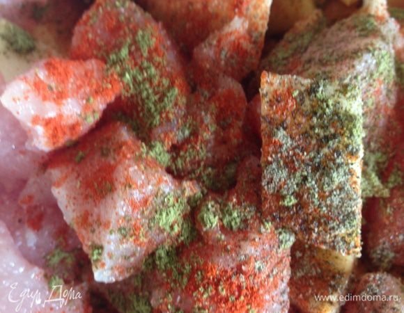 Мелко порубить баранину, перемешать с зеленью, специям (хмели-сунели, перец, базилик, укроп, соль), мелко порезанным луком. Дать немного постоять. Можно сбрызнуть лимонным соком. Обжарить до полуготовности.