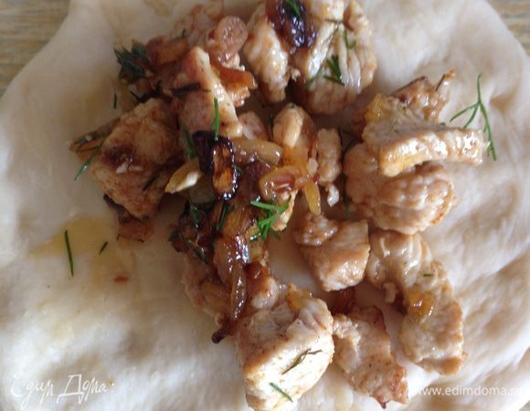 Замесить тесто, смешав муку, яйцо и воду. Разделить на 4 части, каждую растянуть на лепешку. Выложить готовую начинку.