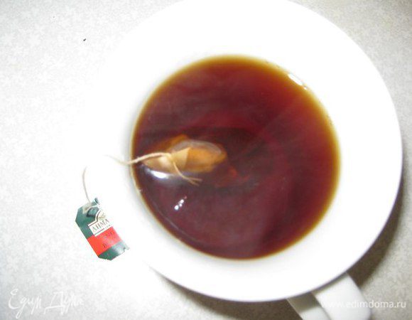 Берем один пакетик или 1 чайную ложку черного чая. Завариваем крепкий чай.