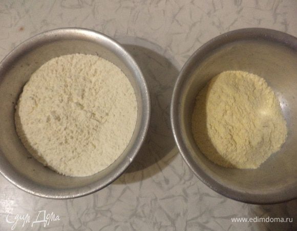 В миске перемешать пшеничную и кукурузную муку, разрыхлитель и соль.