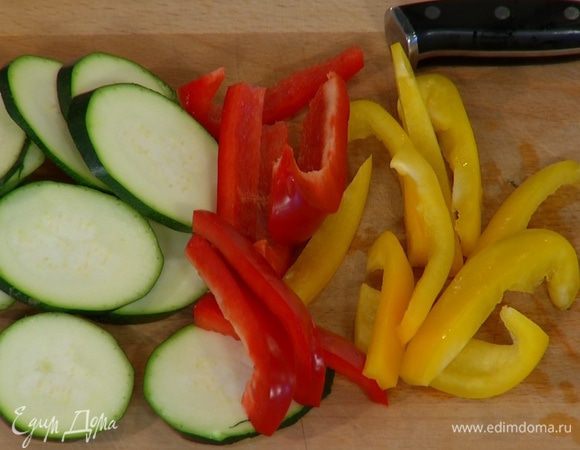 Сладкий перец нарезать вдоль тонкими полосками.