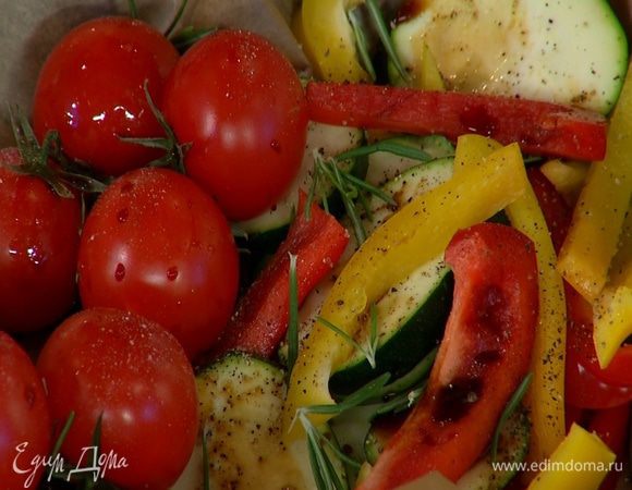 Небольшой противень выстелить бумагой для выпечки, выложить помидоры, цукини и сладкий перец, посолить, поперчить, посыпать листьями розмарина, полить соевым соусом и оливковым маслом.