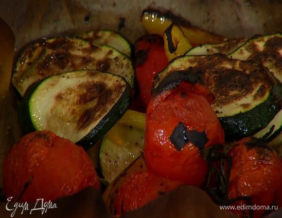 Запекать овощи под грилем 5 минут.
