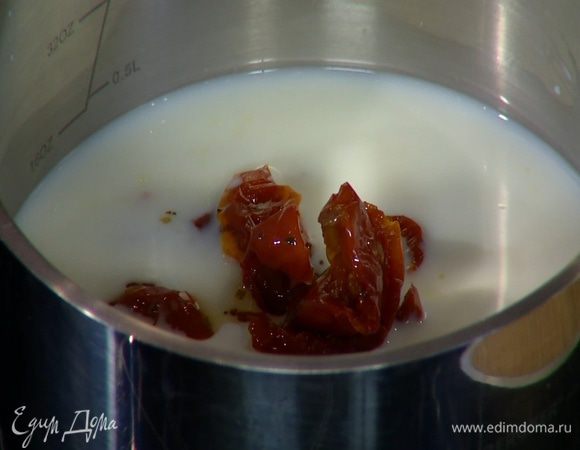 Молоко влить в небольшую кастрюлю, добавить вяленые помидоры и поместить на огонь.