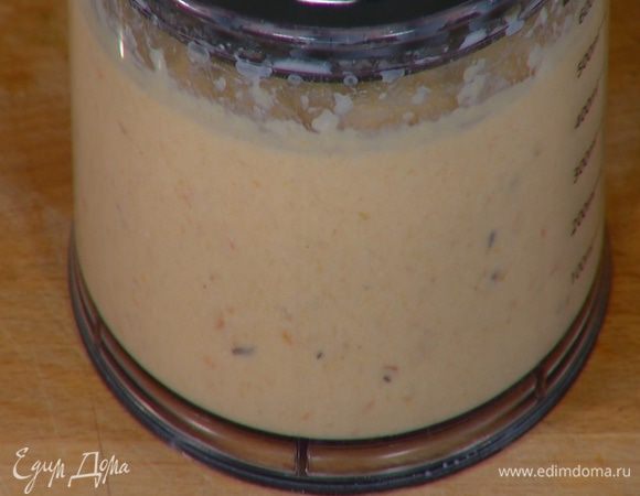 Нут выложить в чашу блендера, влить горячее молоко с помидорами и чесноком и взбить все в гладкую массу.