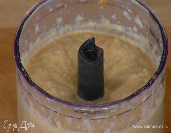 Влить лимонный сок, посолить, поперчить и еще немного взбить.