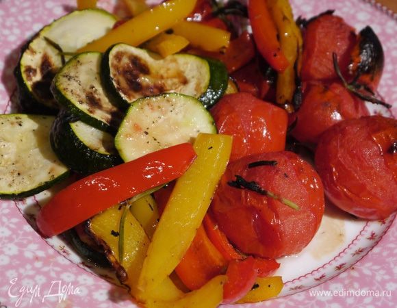 Запеченные овощи подавать вместе с хумусом.