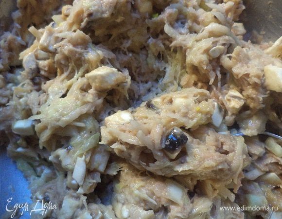 Соединить картофель, кабачок, лук, шампиньоны, чеснок, добавить яйцо, посолить, поперчить, всыпать муку и тщательно перемешать.