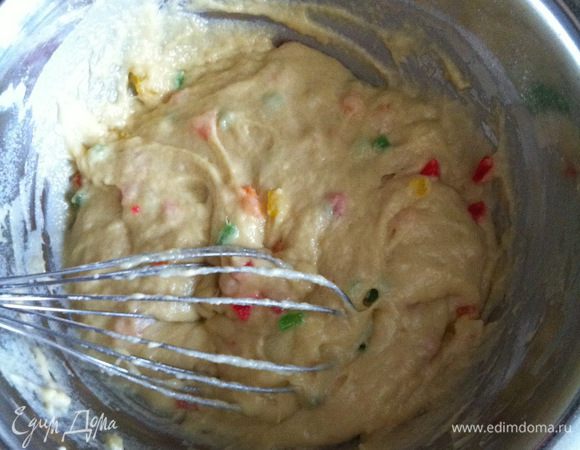 Смешаем размягчённое сливочное масло, молоко, яйцо и нагреем на водяной бане, всё время помешивая. Снимаем с водяной бани и сразу пускаем тростниковый сахар, которого можно пустить меньше, если вы добавляете больше цукатов (также я добавила экстракт ванили - пару капель), мешаем до растворения сахара. В отдельную миску просеиваем муку, добавляем соль и разрыхлитель, затем мучную смесь вмешиваем в смесь масла, молока, яйца и сахара (тесто должно напоминать очень густую сметану). Предварительно цукаты я порезала на более маленькие кусочки, их добавляем тесто и хорошо размешиваем.