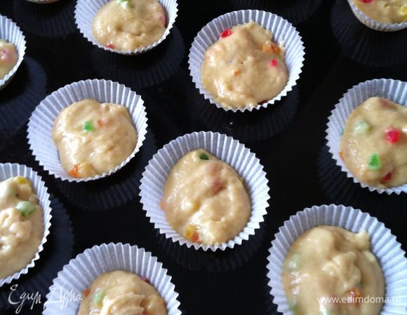 Раскладываем тесто по бумажным формочкам.