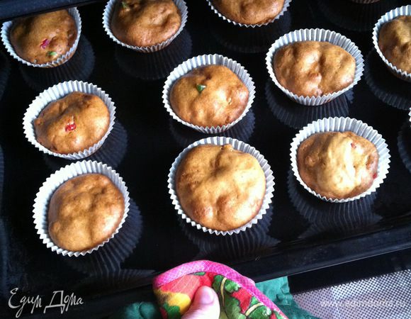 Разогреваем духовку до 200°C. В разогретую духовку отправляем противень с наполненными формочками. Температуру, я думаю, лучше уменьшить до 190°C (так как они могут подгореть) или готовить также при 200°C 20 минут.