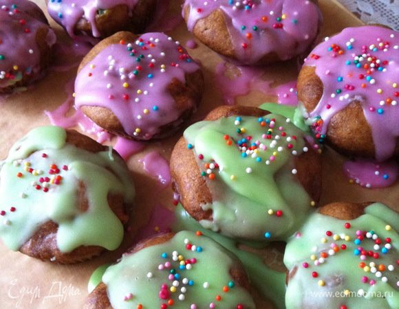 Достаём маффины из духовки, готовим глазурь (я использовала глазурь готовую сахарную "Dr Oetker"). Сахарную пудру смешиваем с молоком (если вы хотите густую глазурь, то добавляйте молока меньше), добавляем по желанию пищевой краситель любого цвета! Поливаем глазурью наши чудесные маффины и посыпаем кондитерской посыпкой.