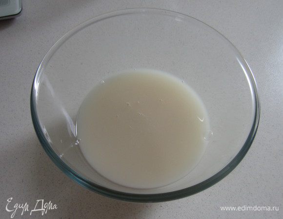 В теплой воде растворить дрожжи и мед.