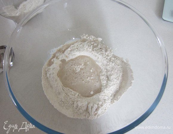 В миске смешать 2 вида муки, добавить растворённые дрожжи. 