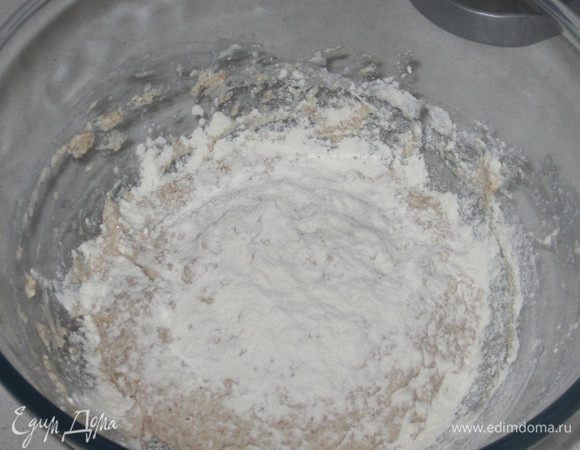 Посыпать тесто мукой, накрыть пленкой и оставить отдыхать на 1 час 30 минут.