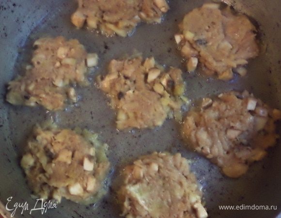 В сковороде разогреть растительное масло, ложкой выкладывать картофельно - кабачковую массу, и обжарить с двух сторон до золотистой корочки.
