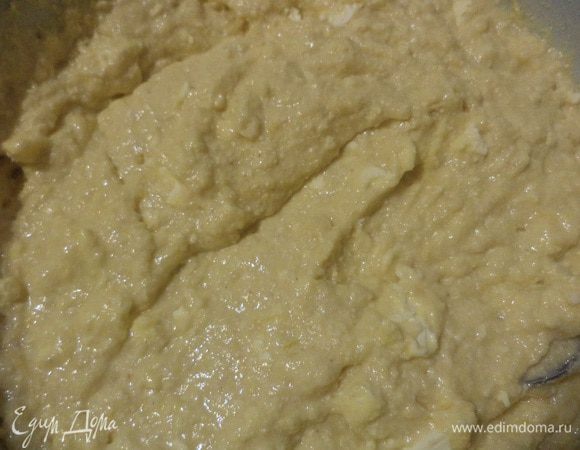 Добавить мучную смесь, хорошо взбить миксером.