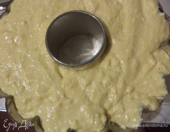 Вылить тесто в смазанную маслом круглую форму для выпечки кексов. Выпекать при температуре 180 градусов 40 - 50 минут. 
Полностью остудить кекс, вынуть из формы, посыпать сахарной пудрой.