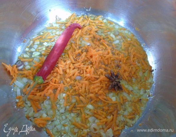На растительном масле обжариваем лук и морковь. Добавляем приправы и обжариваем их 2-3 минуты.