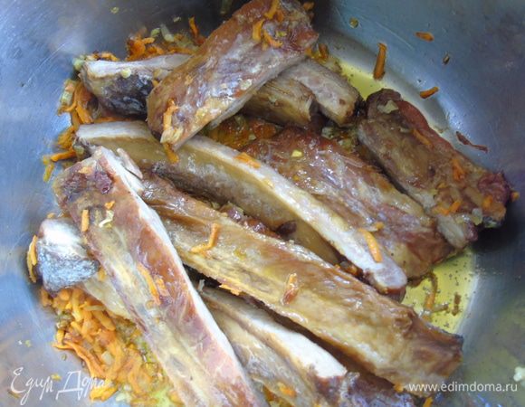 Добавим копченные говяжьи ребра и чуть их потомим, чтобы они впитали аромат и отдали свой.